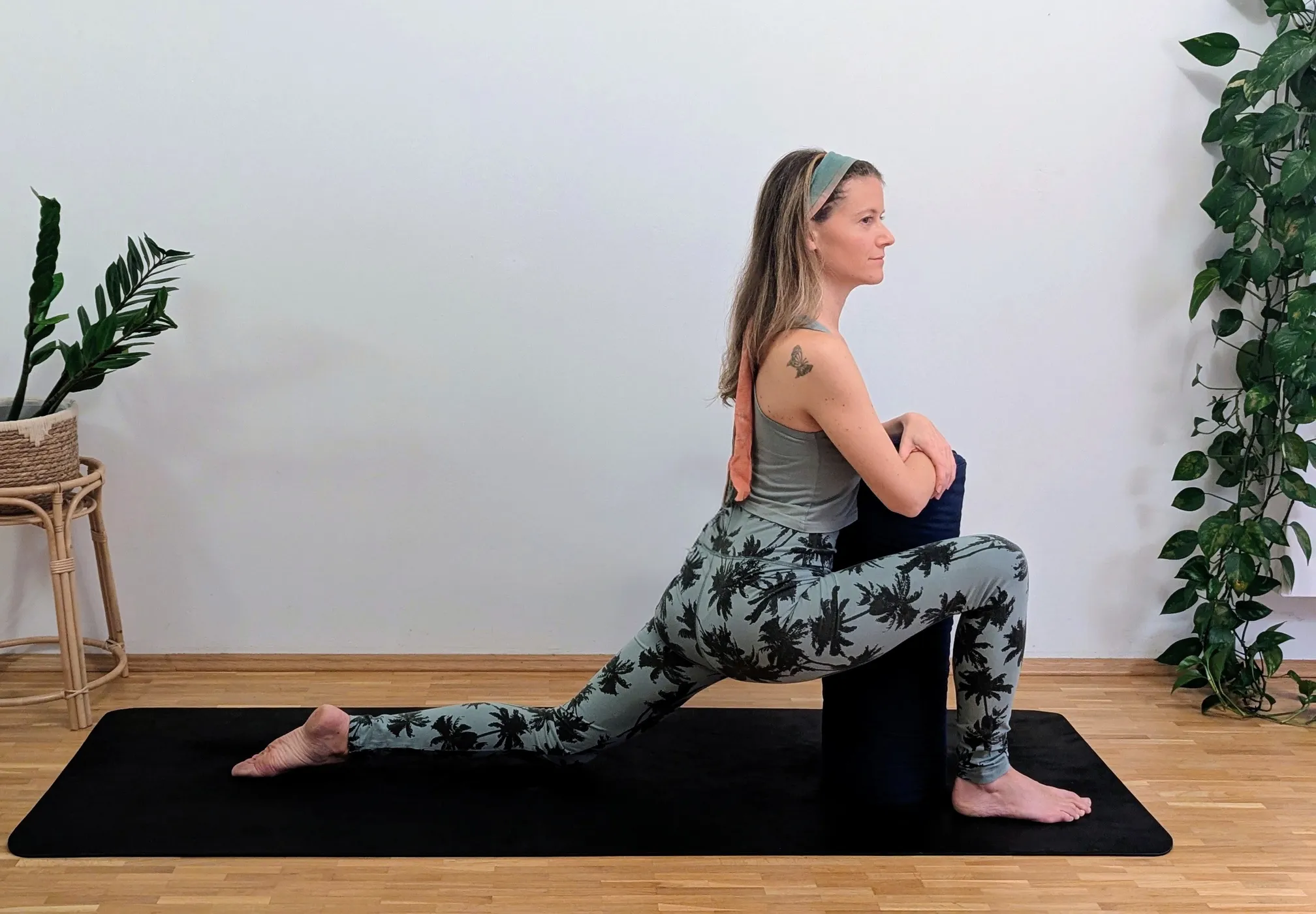 Dragon – Yogalehrerin Vanessa Winkler in der Drachenhaltung mit Bolster, Yin Yoga in München