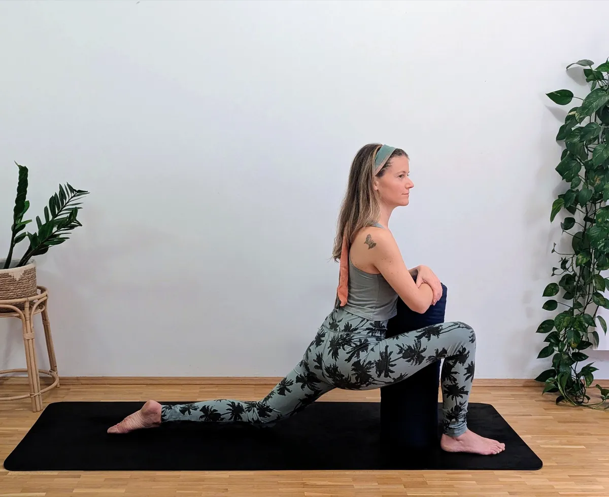 Dragon – Yogalehrerin Vanessa Winkler in der Drachenhaltung mit Bolster, Yin Yoga in München