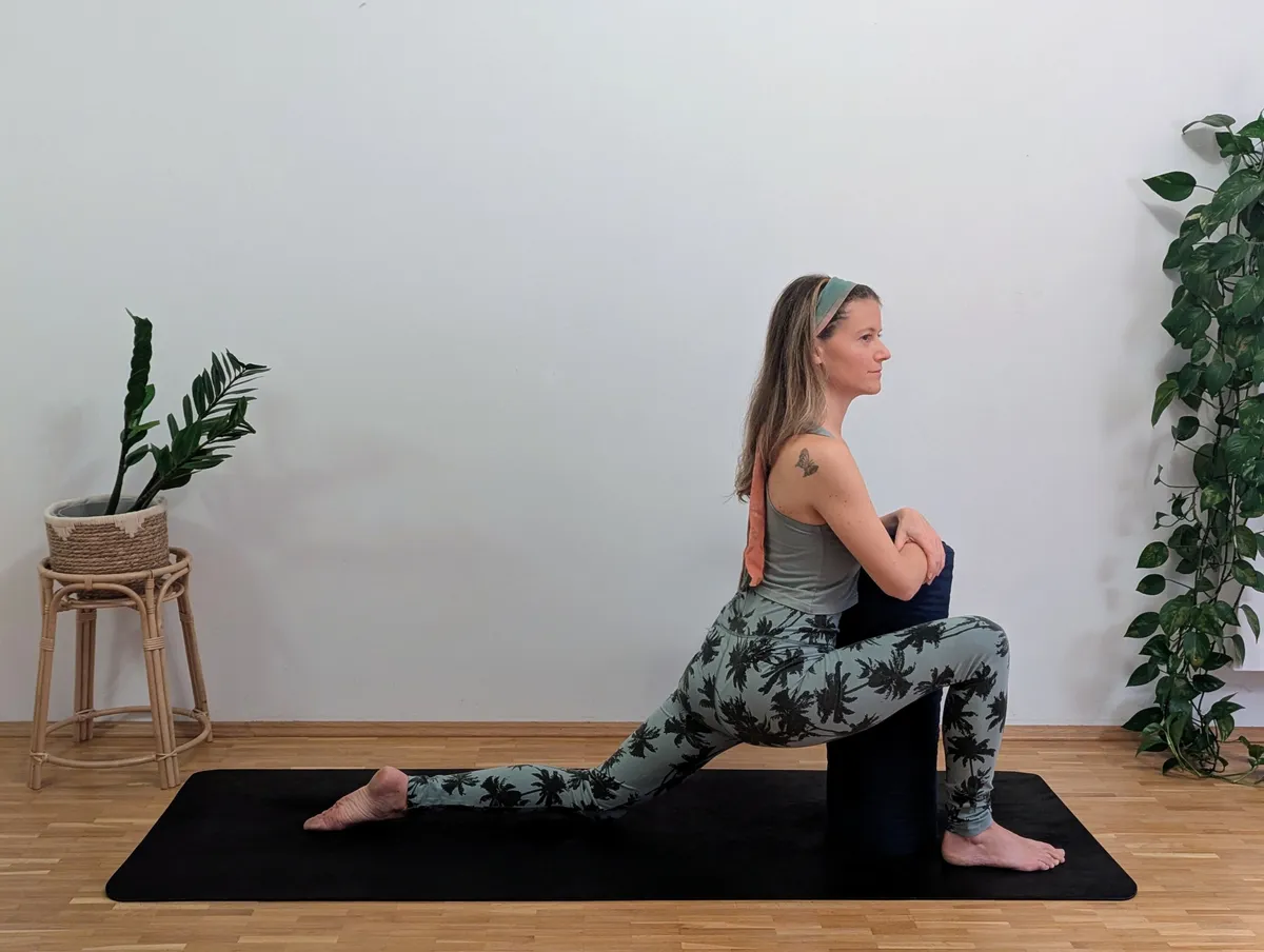 Yoga Studio München - Yogalehrerin Vanessa Winkler bei einer Yoga Übung